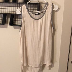 Like-new Vera Wang polyester sleeveless blouse